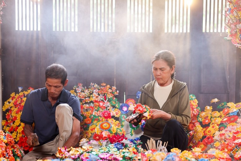 Người dân Thanh Tiên chủ yếu sống bằng nghề nông. Tuy nhiên, cứ đến tháng Chạp thời điểm chuẩn bị cho Tết Nguyên đán cả làng lại quay về với nghề xưa. Từ người già đến người trẻ, ai nấy đều khéo léo đôi tay, tỉ mỉ tạo nên những bông hoa giấy đủ sắc màu, mang theo không khí sum vầy, thiêng liêng của ngày Tết cổ truyền. Ảnh Baochinhphu