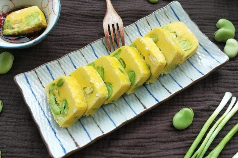 Đậu tằm giàu folate (vitamin B9) – dưỡng chất cần thiết trong giai đoạn mang thai. Folate đóng vai trò quan trọng trong quá trình phân chia tế bào và hình thành hệ thần kinh của thai nhi, từ đó giúp giảm nguy cơ dị tật ống thần kinh và hỗ trợ sự phát triển não bộ, tủy sống. Khi kết hợp đậu tằm với các thực phẩm giàu vitamin B12 khác, phụ nữ mang thai có thể góp phần xây dựng chế độ dinh dưỡng cân đối hơn. Ảnh minh họa