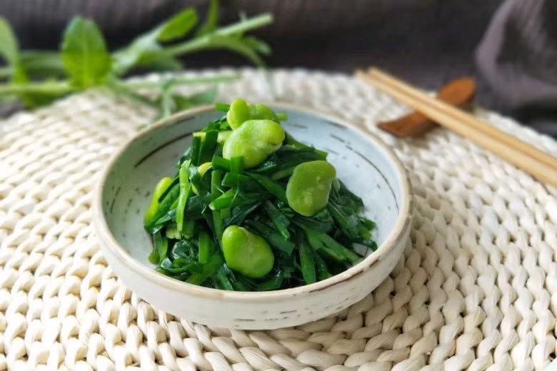 Với sự kết hợp của protein, vitamin và khoáng chất, đậu tằm giúp duy trì hoạt động ổn định của hệ miễn dịch. Các dưỡng chất này góp phần nuôi dưỡng tế bào bạch cầu – lực lượng quan trọng giúp cơ thể chống lại vi khuẩn và virus. Đặc biệt, đậu tằm được đánh giá là thực phẩm phù hợp cho người muốn giảm cân hoặc giữ dáng. Hàm lượng protein và chất xơ cao giúp tạo cảm giác no lâu, hạn chế ăn vặt và kiểm soát lượng calo nạp vào cơ thể mỗi ngày. Ảnh minh họa