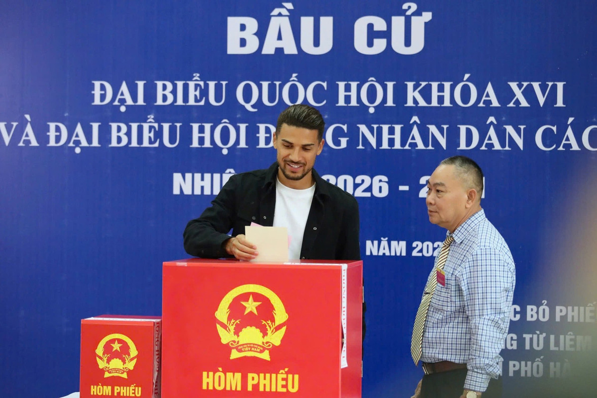 Đỗ Hoàng Hên (tên khai sinh Hendrio Araujo da Silva), sinh năm 1994, là tiền vệ tấn công gốc Brazil. Anh từng có thời gian đào tạo tại lò La Masia của Barcelona trước khi đến Việt Nam thi đấu từ năm 2021. Tháng 10/2025, Hendrio chính thức nhập quốc tịch Việt Nam và lấy tên Đỗ Hoàng Hên. Trong sự nghiệp thi đấu tại V.League, anh từng góp phần quan trọng giúp CLB Thép Xanh Nam Định giành chức vô địch mùa giải 2023/2024. Ảnh Báo Vietnmanet