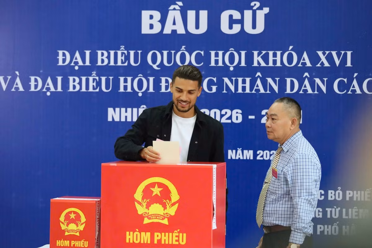 Đỗ Hoàng Hên (tên khai sinh Hendrio Araujo da Silva), sinh năm 1994, là tiền vệ tấn công gốc Brazil. Anh từng có thời gian đào tạo tại lò La Masia của Barcelona trước khi đến Việt Nam thi đấu từ năm 2021. Tháng 10/2025, Hendrio chính thức nhập quốc tịch Việt Nam và lấy tên Đỗ Hoàng Hên. Trong sự nghiệp thi đấu tại V.League, anh từng góp phần quan trọng giúp CLB Thép Xanh Nam Định giành chức vô địch mùa giải 2023/2024. Ảnh Báo Vietnmanet