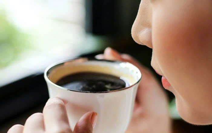Một số nghiên cứu cho thấy cà phê rang nhạt kích thích tiết axit mạnh hơn cà phê rang đậm, vì vậy việc lựa chọn loại cà phê phù hợp và ăn nhẹ trước khi uống có thể giúp giảm khó chịu. Ảnh minh họa