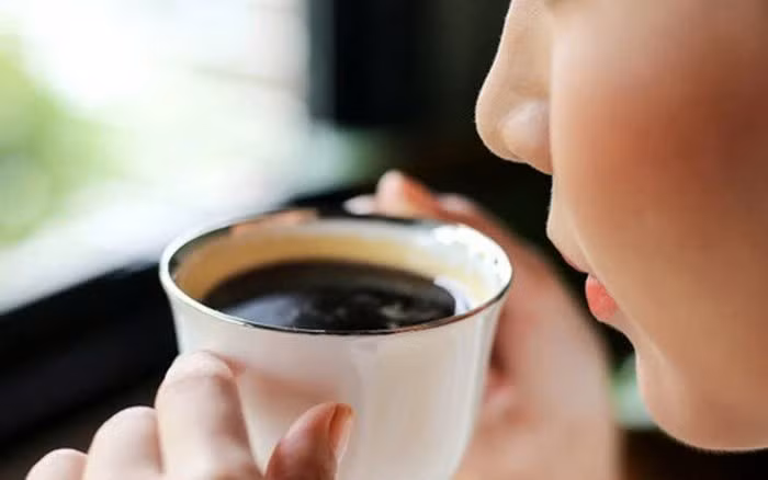 Một số nghiên cứu cho thấy cà phê rang nhạt kích thích tiết axit mạnh hơn cà phê rang đậm, vì vậy việc lựa chọn loại cà phê phù hợp và ăn nhẹ trước khi uống có thể giúp giảm khó chịu. Ảnh minh họa