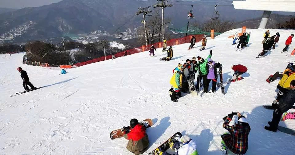 Bears Town Ski Resort, cách Seoul 50 phút, cũng là điểm đến quen thuộc với nhiều người dân địa phương và du khách. Với 11 đường trượt phù hợp nhiều cấp độ, cùng khu huấn luyện và dịch vụ cho thuê thiết bị đầy đủ, nơi đây thuận tiện cho cả gia đình trải nghiệm. Ảnh Kkdays