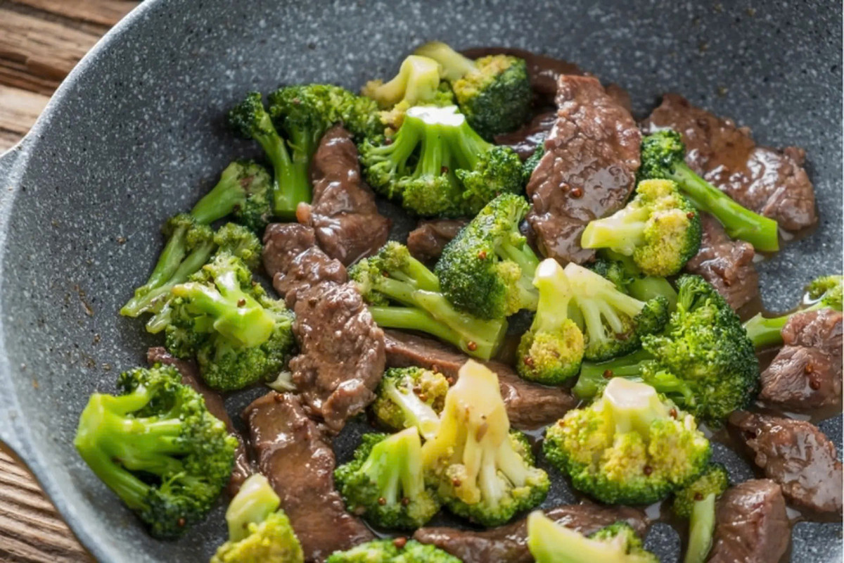 Súp lơ xanh cũng là thực phẩm giàu dưỡng chất, được xem như “vị vua thầm lặng” của vitamin C. Ít ai biết rằng lượng vitamin C trong súp lơ xanh cao gấp gần 15 lần táo, góp phần chống oxy hóa, giảm viêm mạn tính và hỗ trợ cải thiện sự minh mẫn của não bộ. Ảnh minh họa