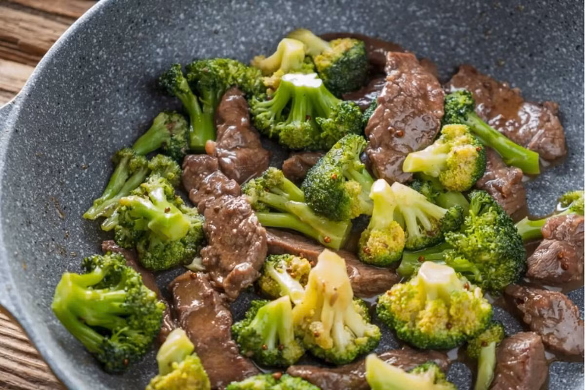 Súp lơ xanh cũng là thực phẩm giàu dưỡng chất, được xem như “vị vua thầm lặng” của vitamin C. Ít ai biết rằng lượng vitamin C trong súp lơ xanh cao gấp gần 15 lần táo, góp phần chống oxy hóa, giảm viêm mạn tính và hỗ trợ cải thiện sự minh mẫn của não bộ. Ảnh minh họa