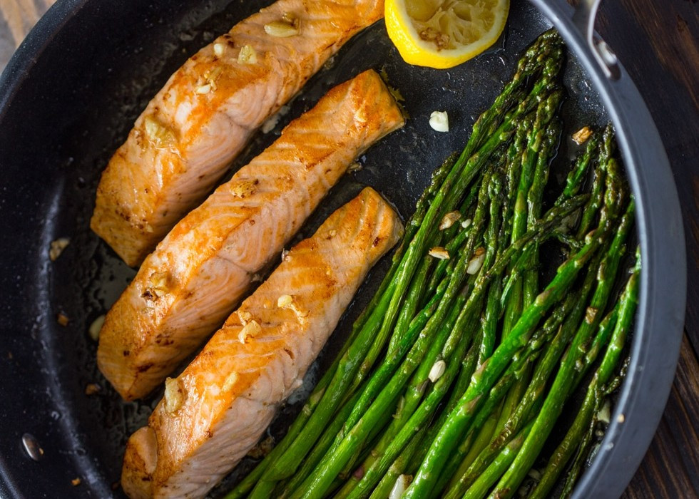 Người mắc tiểu đường nên kết hợp cá với rau củ, hạn chế gia vị nhiều đường hoặc muối, tránh chiên rán để không làm tăng lượng calo và chất béo xấu. Chia khẩu phần hợp lý, kết hợp với các nhóm thực phẩm khác, sẽ giúp duy trì cân nặng, kiểm soát đường huyết và giảm nguy cơ biến chứng tim mạch, gan, thận. Ảnh minh họa