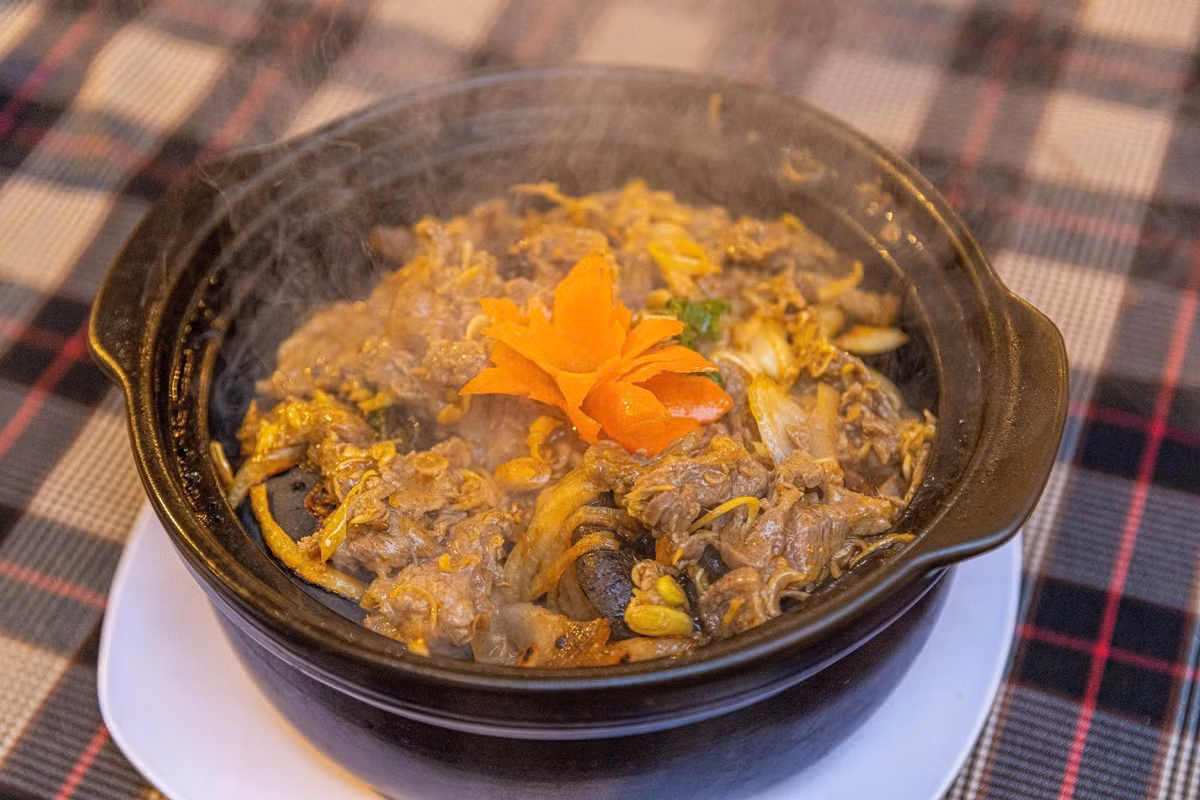 Thưởng thức sỏi mầm, du khách sẽ được ăn kèm cùng các loại rau sống miền Tây, bánh hỏi hoặc bánh tráng, chấm với muối tiêu chanh hoặc mắm me chua ngọt. Ảnh Mỹ Hân