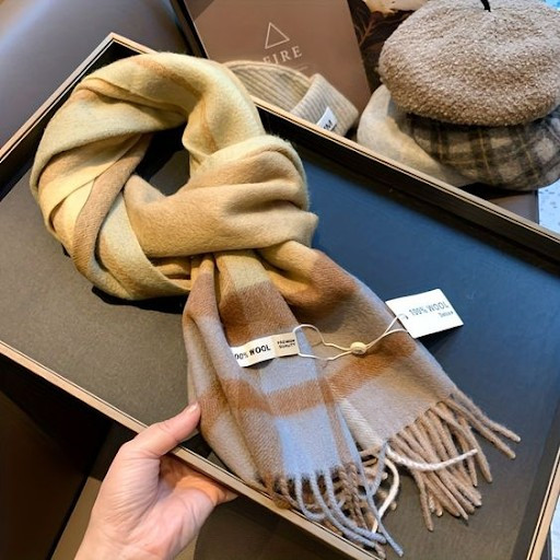 Khi không thể ở cạnh nhau để chia sẻ hơi ấm, một chiếc khăn quàng cổ sẽ trở thành “vật thay thế” đầy tinh tế. Món quà này không chỉ có giá trị sử dụng trong mùa lạnh mà còn mang ý nghĩa tượng trưng cho sự chở che, quan tâm. Nhiều người còn khéo léo xịt nhẹ mùi nước hoa quen thuộc lên khăn, để mỗi lần quàng lên cổ, người nhận có cảm giác như đang được ôm trọn trong vòng tay của người mình yêu. Ảnh minh họa