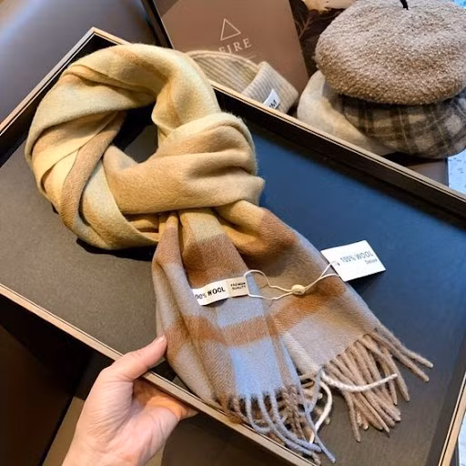 Khi không thể ở cạnh nhau để chia sẻ hơi ấm, một chiếc khăn quàng cổ sẽ trở thành “vật thay thế” đầy tinh tế. Món quà này không chỉ có giá trị sử dụng trong mùa lạnh mà còn mang ý nghĩa tượng trưng cho sự chở che, quan tâm. Nhiều người còn khéo léo xịt nhẹ mùi nước hoa quen thuộc lên khăn, để mỗi lần quàng lên cổ, người nhận có cảm giác như đang được ôm trọn trong vòng tay của người mình yêu. Ảnh minh họa