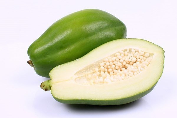 Đu đủ xanh được cho là có khả năng kích thích phát triển tuyến sữa và mô mỡ vùng ngực, thường xuất hiện trong thực đơn của phụ nữ sau sinh, song phụ nữ mang thai cần tránh sử dụng. Ảnh minh họa