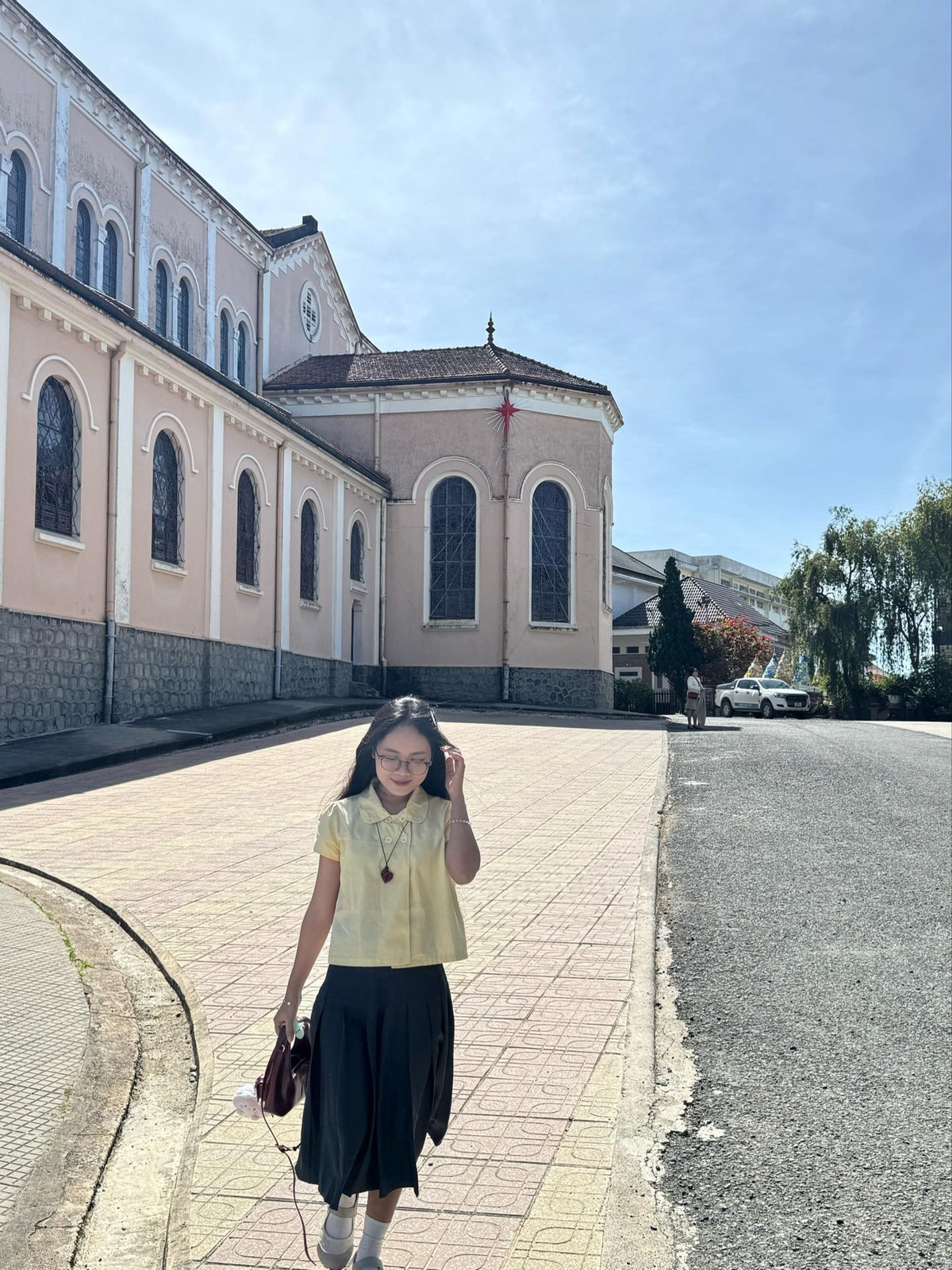 Dù là người theo đạo hay chỉ đơn thuần là một du khách ghé thăm, Nhà thờ Con Gà vẫn mang đến cảm giác thư thái hiếm có. Không gian nơi đây như mời gọi con người chậm lại, tạm gác những bộn bề để tận hưởng sự tĩnh tại giữa lòng thành phố sương mù. Giữa Đà Lạt nhiều sắc màu và trải nghiệm, Nhà thờ Con Gà không chỉ là một công trình kiến trúc cổ, mà còn là điểm dừng chân dành cho những ai muốn tìm kiếm sự bình yên và chiều sâu cảm xúc trong chuyến đi của mình. Ảnh van.ng1704