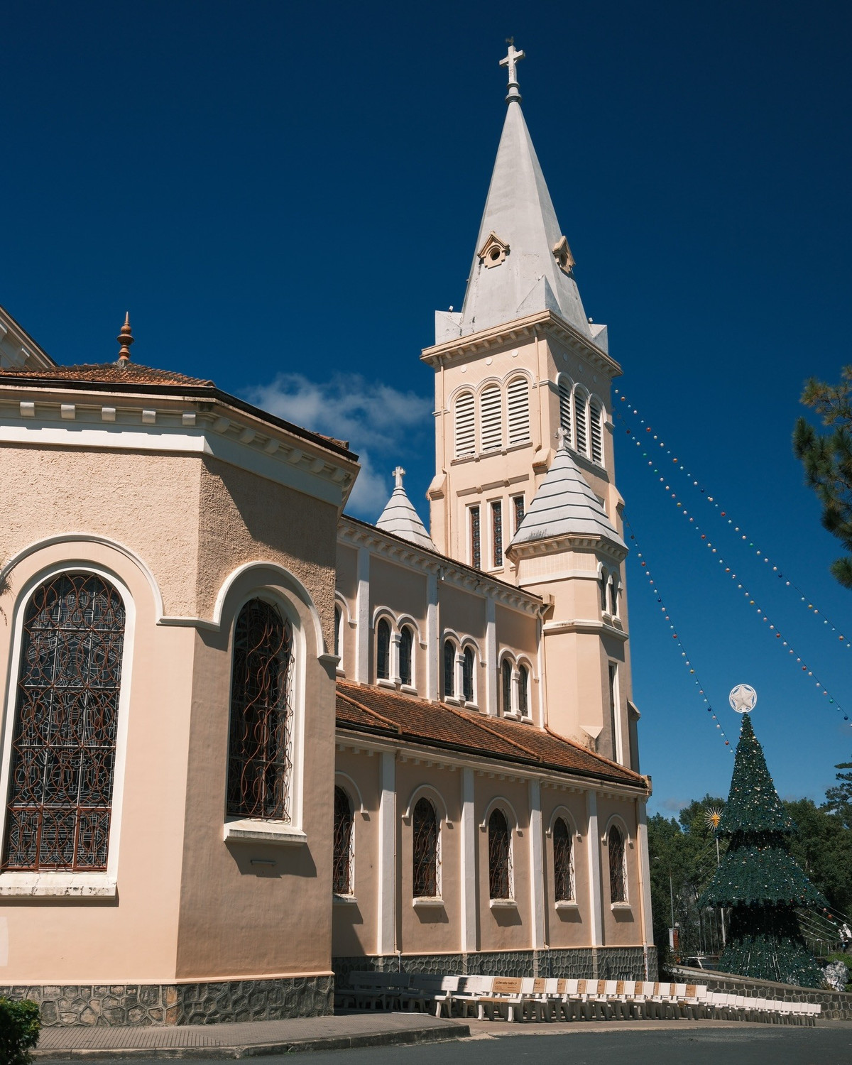 Trên đỉnh tháp là biểu tượng gà trống bằng hợp kim – chi tiết đặc biệt khiến người dân và du khách quen gọi nơi đây bằng cái tên gần gũi “Nhà thờ Con Gà”. Trong văn hóa Kitô giáo, hình ảnh gà trống tượng trưng cho sự tỉnh thức và niềm tin, đồng thời cũng trở thành điểm nhận diện độc đáo của công trình này suốt nhiều thập kỷ qua. Ảnh thuan.jpeg