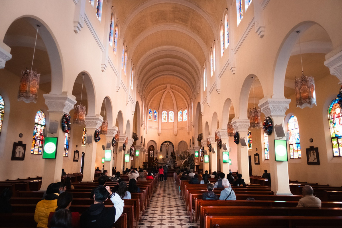 Không chỉ là nơi sinh hoạt tôn giáo của cộng đồng Công giáo tại Đà Lạt, Nhà thờ Con Gà còn trở thành điểm tham quan được nhiều du khách yêu thích. Vẻ đẹp cổ kính, hài hòa giữa kiến trúc phương Tây và cảnh sắc cao nguyên khiến nơi đây luôn xuất hiện trong hành trình khám phá Đà Lạt của nhiều người. Ảnh Lam Uy Huynh