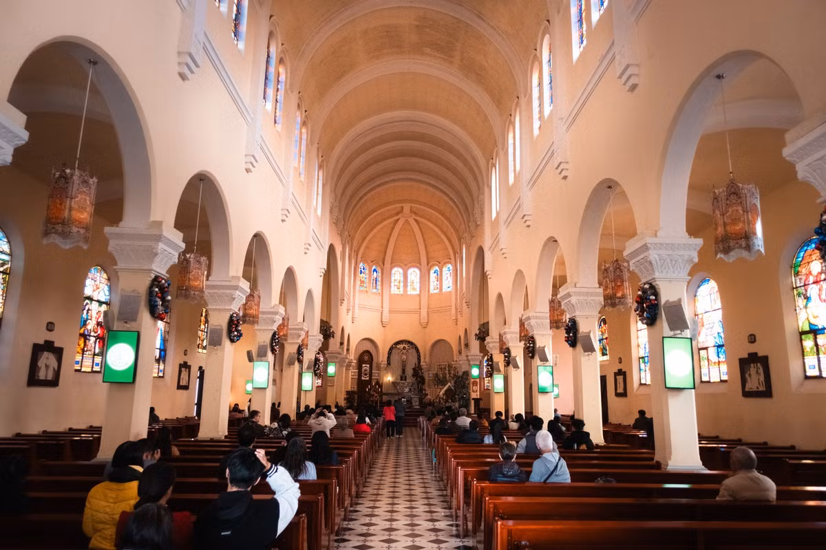 Không chỉ là nơi sinh hoạt tôn giáo của cộng đồng Công giáo tại Đà Lạt, Nhà thờ Con Gà còn trở thành điểm tham quan được nhiều du khách yêu thích. Vẻ đẹp cổ kính, hài hòa giữa kiến trúc phương Tây và cảnh sắc cao nguyên khiến nơi đây luôn xuất hiện trong hành trình khám phá Đà Lạt của nhiều người. Ảnh Lam Uy Huynh