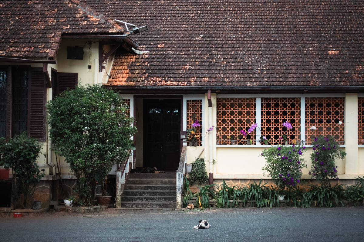 Đặc biệt vào buổi sáng sớm hoặc chiều muộn, khi ánh nắng nhẹ chiếu lên những bức tường đá và mái ngói đỏ, khung cảnh nhà thờ trở nên trầm lắng và giàu cảm xúc, rất phù hợp để lưu giữ những bức ảnh mang hơi thở thời gian. Ảnh Lam Uy Huynh