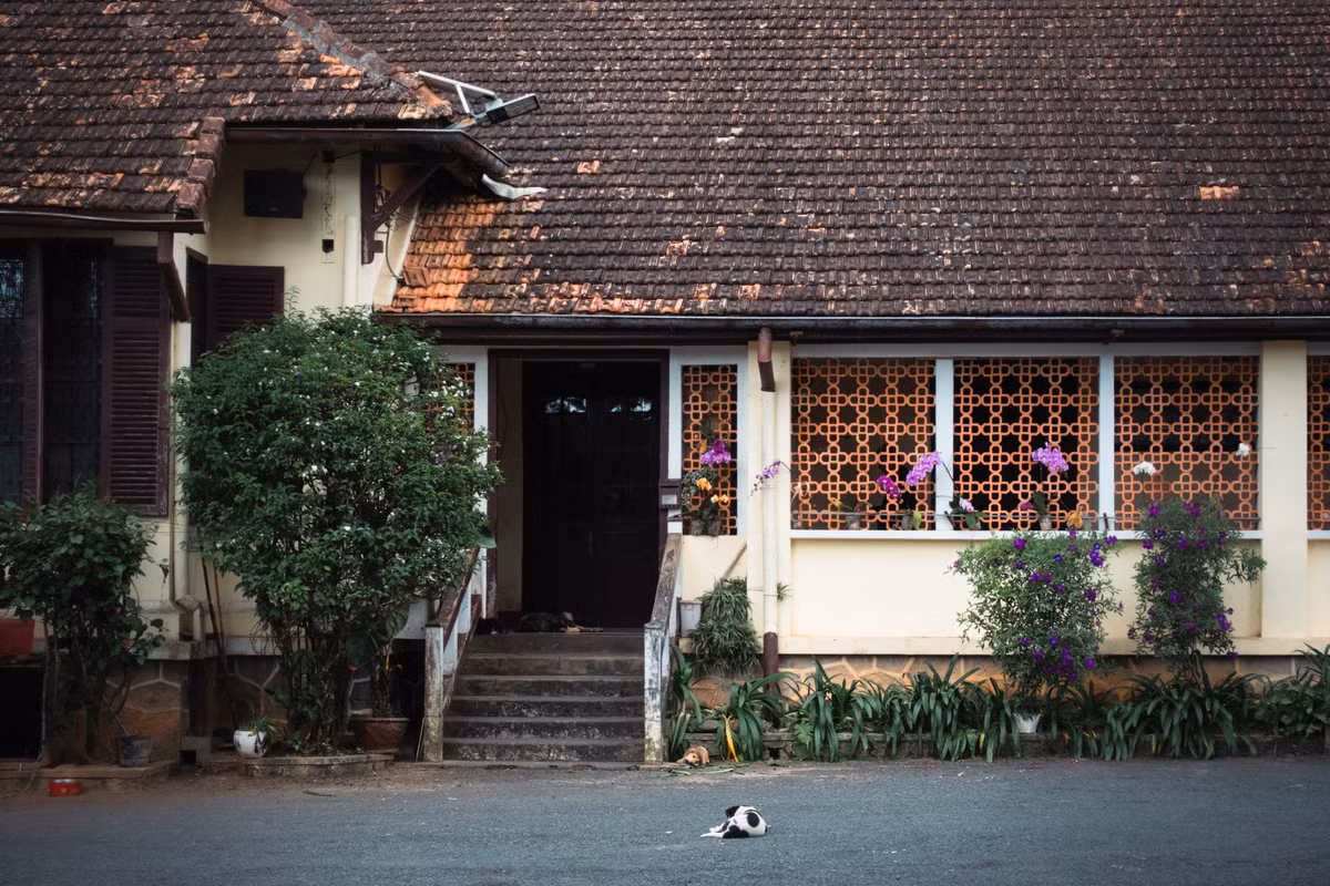 Đặc biệt vào buổi sáng sớm hoặc chiều muộn, khi ánh nắng nhẹ chiếu lên những bức tường đá và mái ngói đỏ, khung cảnh nhà thờ trở nên trầm lắng và giàu cảm xúc, rất phù hợp để lưu giữ những bức ảnh mang hơi thở thời gian. Ảnh Lam Uy Huynh