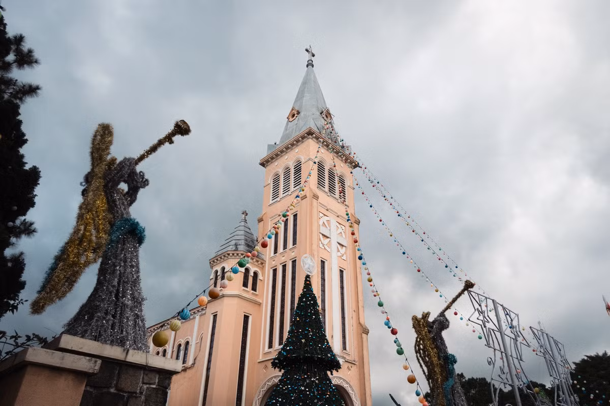 Tọa lạc trên đường Trần Phú, Nhà thờ Con Gà – tên chính thức là Nhà thờ Chính tòa Thánh Nicôla Bari – được xem là một trong những nhà thờ lâu đời và tiêu biểu nhất của Đà Lạt. Với vị trí ngay khu vực trung tâm, từ đây du khách dễ dàng kết nối đến Hồ Xuân Hương, chợ Đà Lạt hay các dinh thự cổ, tạo nên một điểm dừng chân thuận tiện trong hành trình tham quan thành phố ngàn hoa. Ảnh Lam Uy Huynh