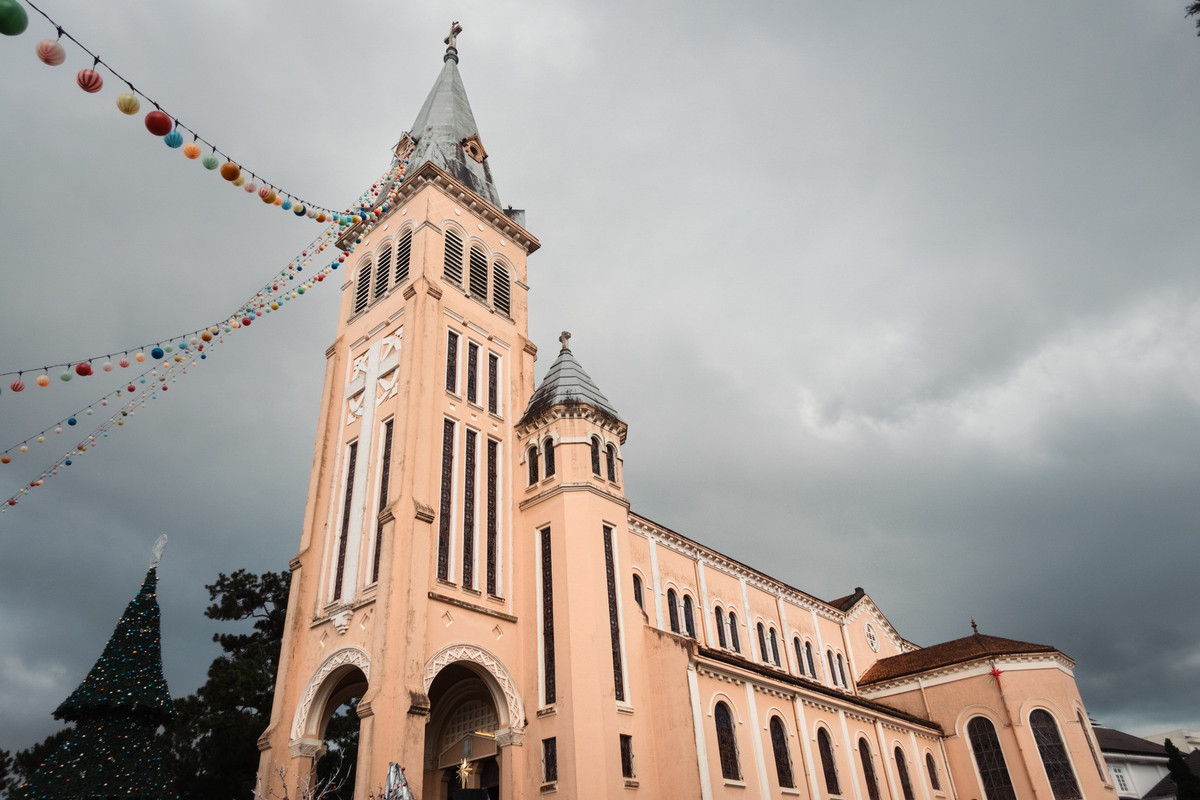 Nhà thờ được xây dựng theo phong cách Roman của châu Âu, nổi bật với những đường nét vững chãi, mái ngói đỏ trầm và tháp chuông cao vươn lên giữa nền trời cao nguyên. Ảnh Lam Uy Huynh