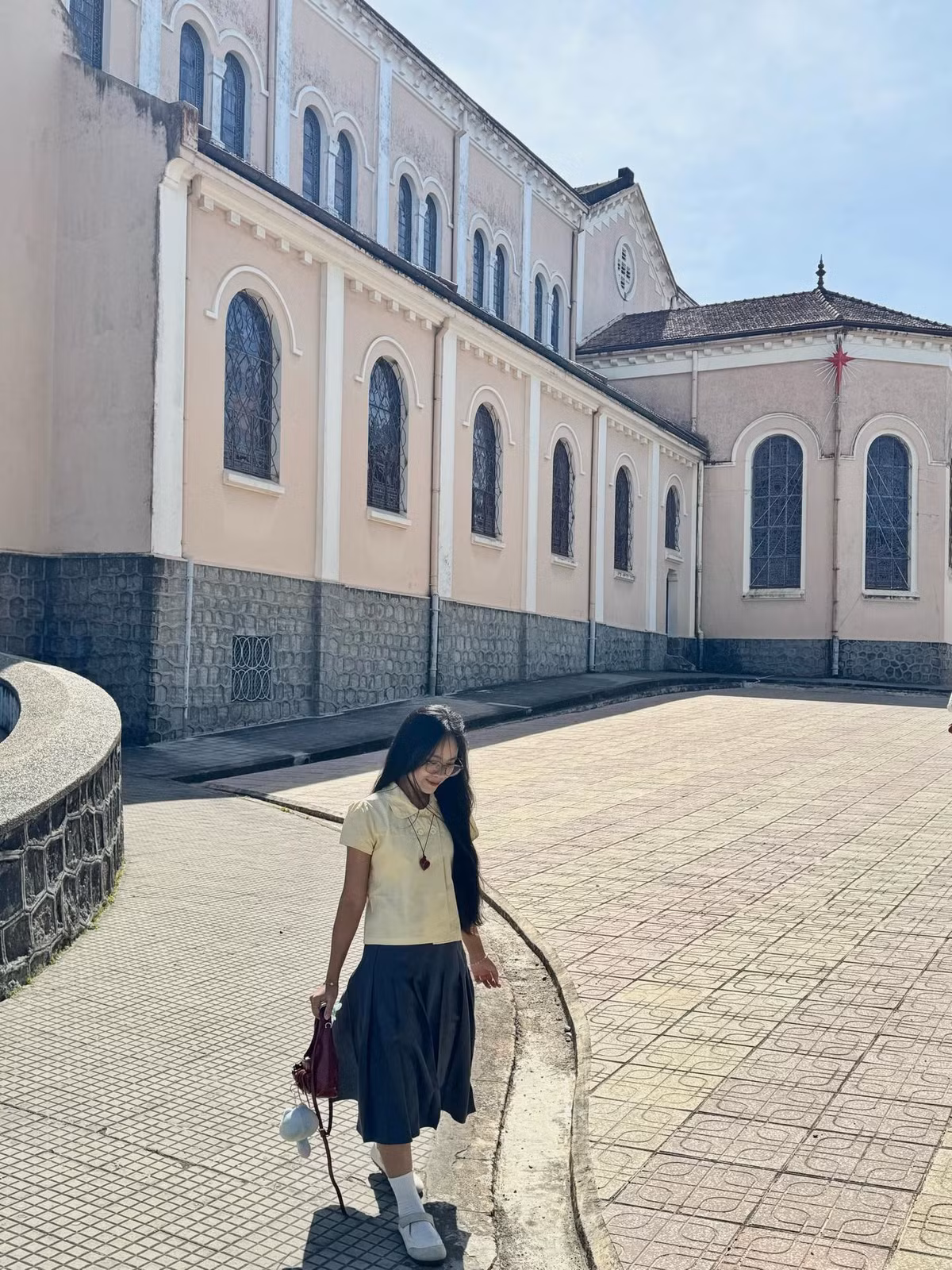 Bên cạnh việc tham quan, nhiều du khách lựa chọn dành ít phút ngồi lại trong nhà thờ, lắng nghe tiếng chuông vang đều giữa không gian tĩnh mịch. Với những ai muốn tìm hiểu đời sống tôn giáo địa phương, việc tham dự một buổi Thánh lễ cũng mang đến trải nghiệm đặc biệt. Trong không gian cổ kính, tiếng thánh ca vang lên nhẹ nhàng, tạo nên cảm giác thiêng liêng và bình yên, khác hẳn sự náo nhiệt thường thấy ở các điểm du lịch khác. Ảnh van.ng1704