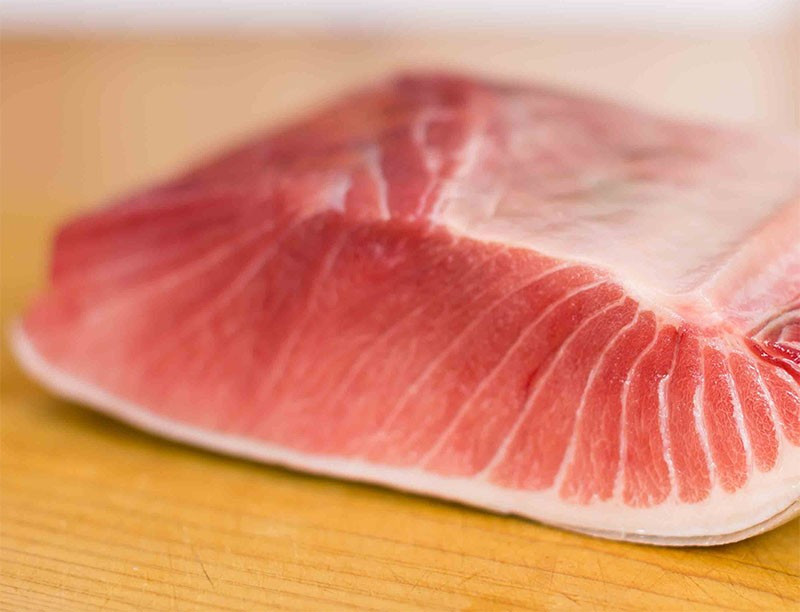 Đồng thời, cá ngừ giàu protein chất lượng cao, axit béo omega-3 tốt cho tim mạch, vitamin B12, canxi, sắt, phốt pho nhưng ít carbohydrate và calo, thích hợp cho những ai muốn bổ sung dinh dưỡng mà không lo tăng cân. Ảnh minh họa