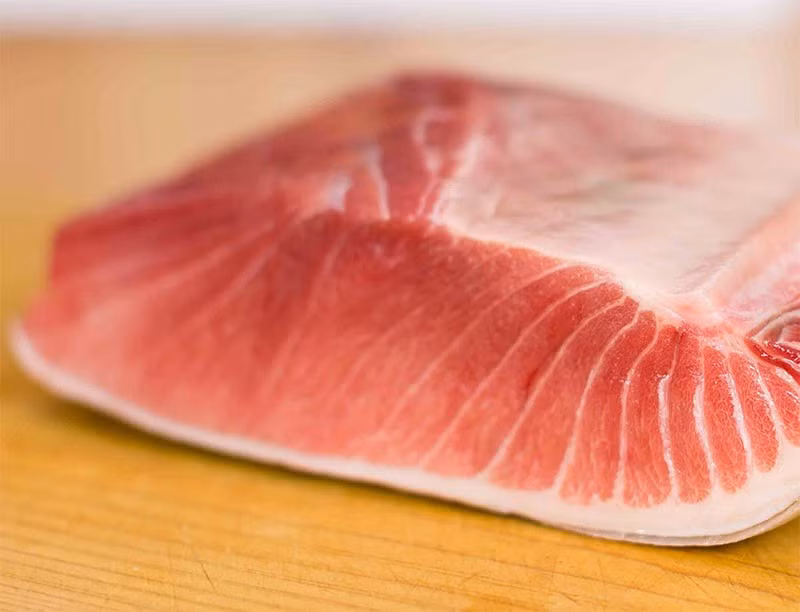 Đồng thời, cá ngừ giàu protein chất lượng cao, axit béo omega-3 tốt cho tim mạch, vitamin B12, canxi, sắt, phốt pho nhưng ít carbohydrate và calo, thích hợp cho những ai muốn bổ sung dinh dưỡng mà không lo tăng cân. Ảnh minh họa