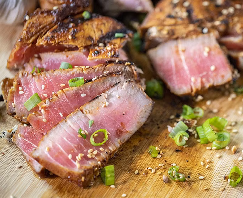 Bổ sung đa dạng các thực phẩm giàu vitamin A như gan, cà rốt, cải xoong và cá ngừ sẽ giúp mắt sáng khỏe, da mịn màng và cơ thể tăng sức đề kháng. Thay vì chỉ dựa vào khoai lang, kết hợp nhiều loại thực phẩm giàu dưỡng chất sẽ mang lại hiệu quả toàn diện cho sức khỏe hàng ngày. Ảnh minh họa