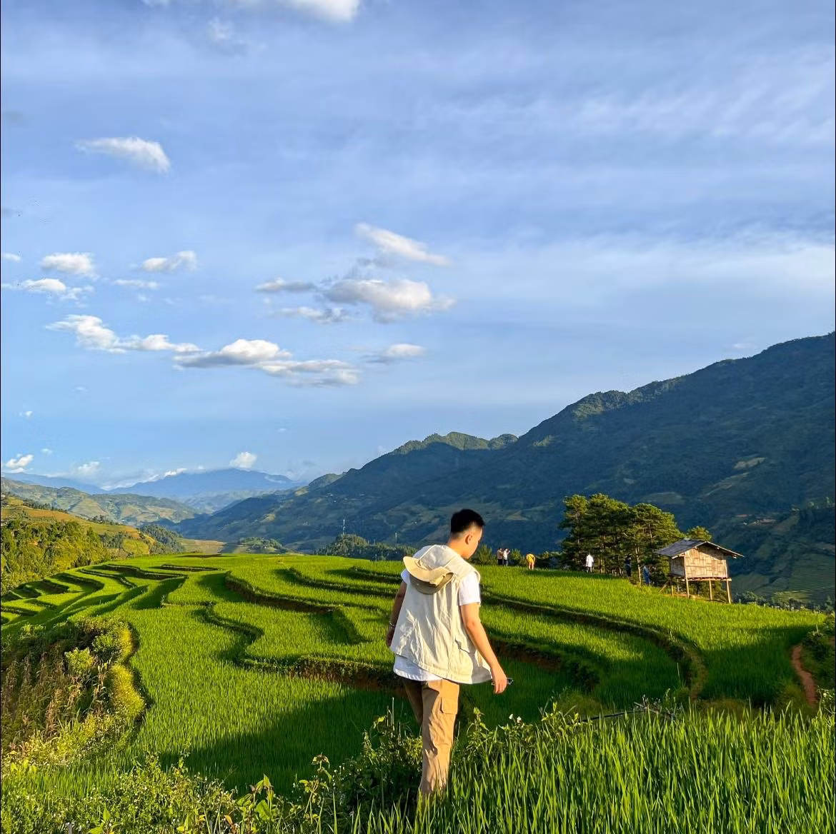 Nằm ở độ cao khoảng 1.000m so với mực nước biển, Mù Cang Chải là huyện vùng cao phía Tây tỉnh Yên Bái, nổi tiếng với ruộng bậc thang kỳ vĩ – một trong những “di sản cảnh quan” của người Mông sinh sống nơi đây. Dù đã có hàng ngàn bức ảnh ghi lại vẻ đẹp Mù Cang Chải vào mùa lúa chín, song ít ai ngờ mùa lúa đang thì con gái cũng cuốn hút chẳng kém. Ảnh Nguyễn Đức Nghĩa