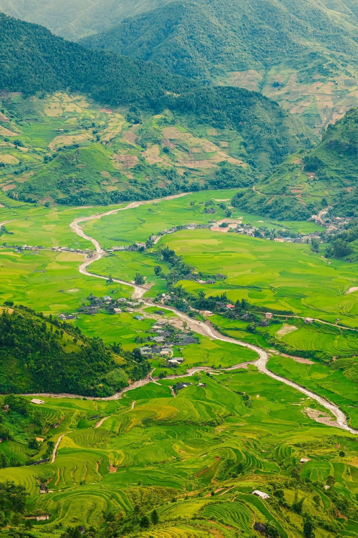 Dù chọn cách nào, du khách cũng đừng quên chuẩn bị máy ảnh hoặc điện thoại sạc đầy pin, mang theo áo khoác nhẹ (do đêm ở vùng cao khá lạnh), kính râm, giày thể thao chống trượt nếu có kế hoạch trekking. Ảnh Nguyễn Đức Nghĩa