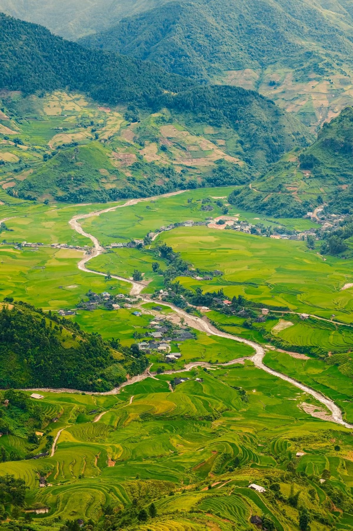 Dù chọn cách nào, du khách cũng đừng quên chuẩn bị máy ảnh hoặc điện thoại sạc đầy pin, mang theo áo khoác nhẹ (do đêm ở vùng cao khá lạnh), kính râm, giày thể thao chống trượt nếu có kế hoạch trekking. Ảnh Nguyễn Đức Nghĩa