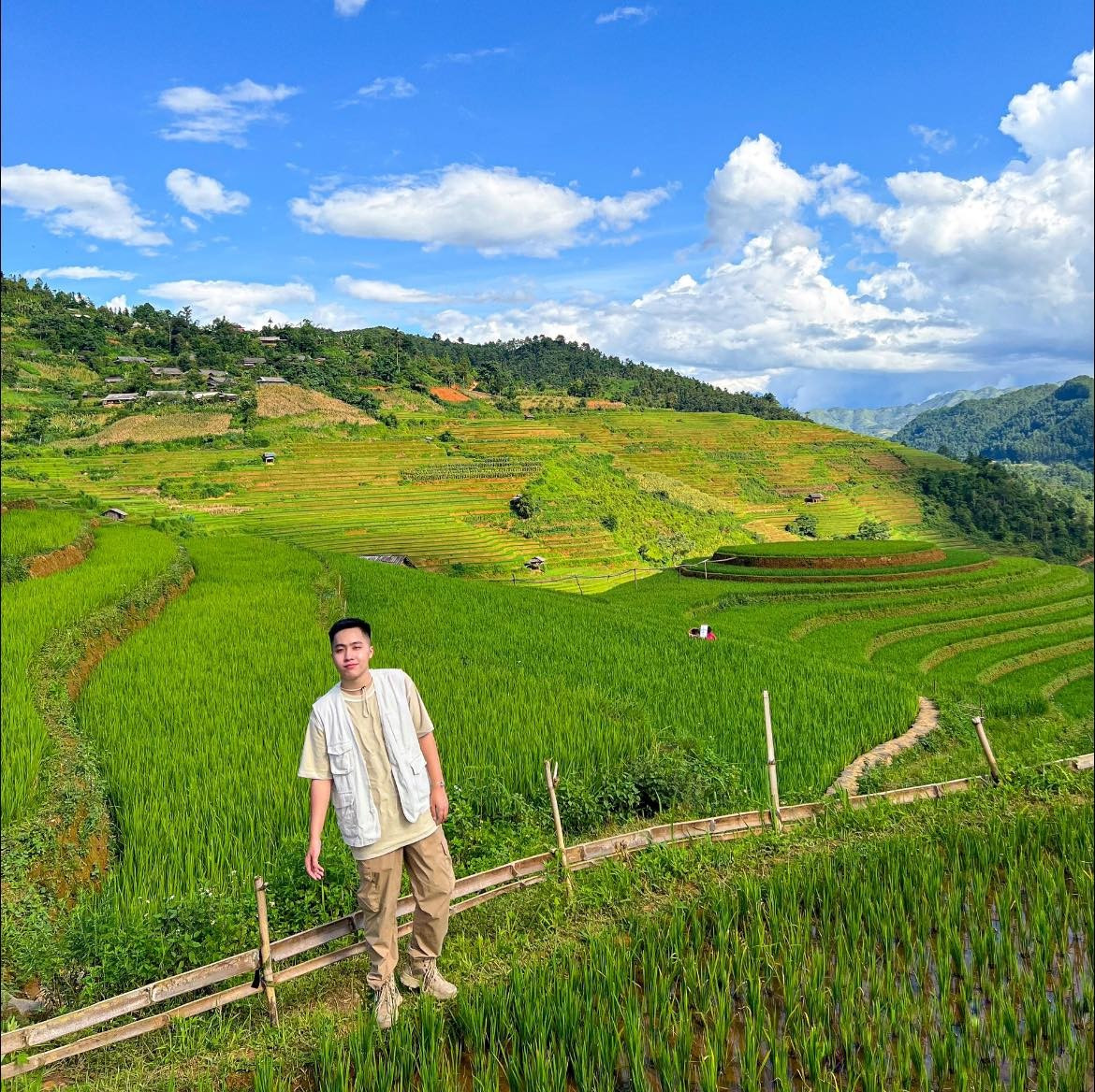 Khác với sắc vàng óng ả vào tháng 9, mùa lúa xanh mang đến vẻ đẹp tươi mới, dịu mắt. Từng lớp ruộng bậc thang tầng tầng lớp lớp uốn quanh sườn núi, khoác lên mình màu xanh non nhẹ nhàng như dải lụa mướt mát trải dài bất tận. Trong ánh nắng đầu hè, cánh đồng xanh phản chiếu trời mây tạo nên khung cảnh như tranh thủy mặc, khiến bất cứ ai đặt chân đến cũng phải thốt lên vì vẻ đẹp yên bình đến mê hoặc. Ảnh Nguyễn Đức Nghĩa