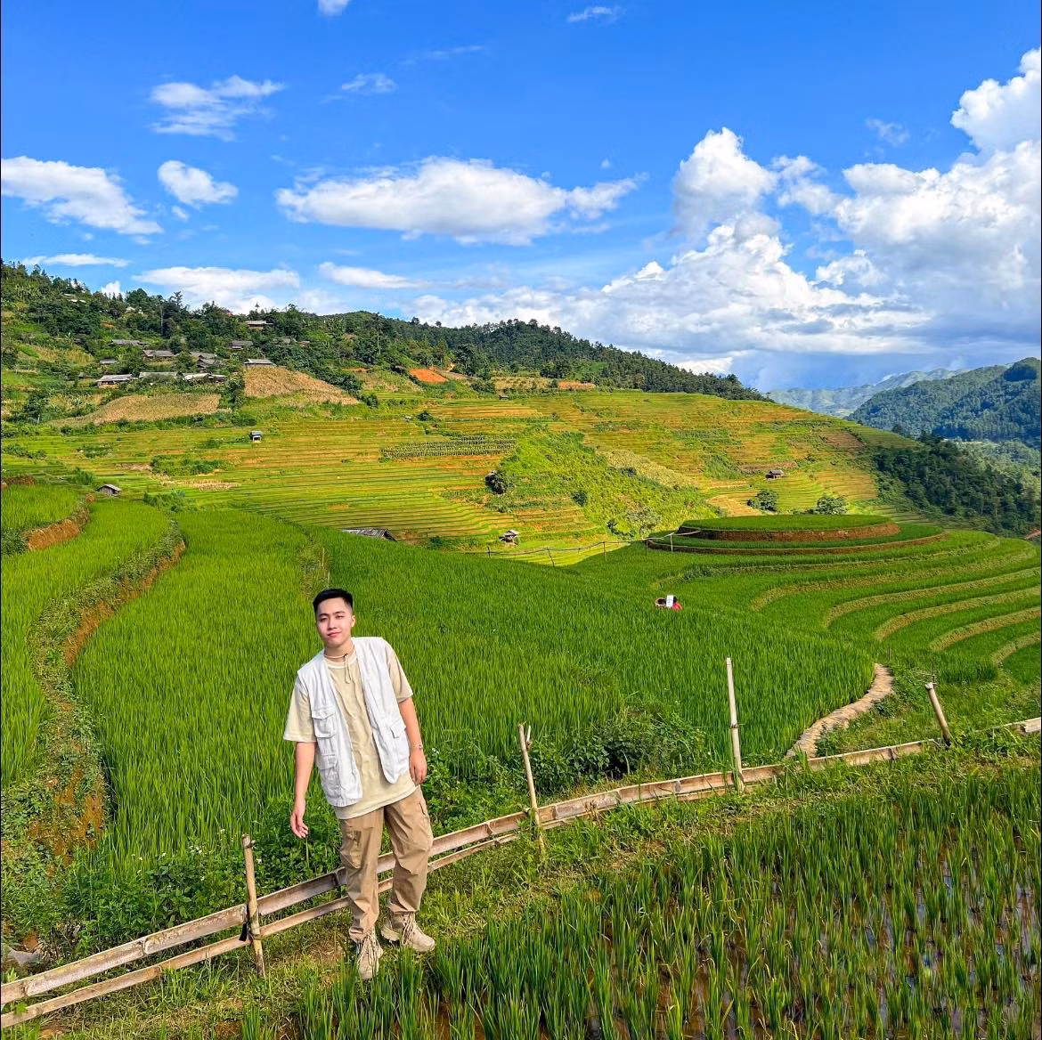 Khác với sắc vàng óng ả vào tháng 9, mùa lúa xanh mang đến vẻ đẹp tươi mới, dịu mắt. Từng lớp ruộng bậc thang tầng tầng lớp lớp uốn quanh sườn núi, khoác lên mình màu xanh non nhẹ nhàng như dải lụa mướt mát trải dài bất tận. Trong ánh nắng đầu hè, cánh đồng xanh phản chiếu trời mây tạo nên khung cảnh như tranh thủy mặc, khiến bất cứ ai đặt chân đến cũng phải thốt lên vì vẻ đẹp yên bình đến mê hoặc. Ảnh Nguyễn Đức Nghĩa