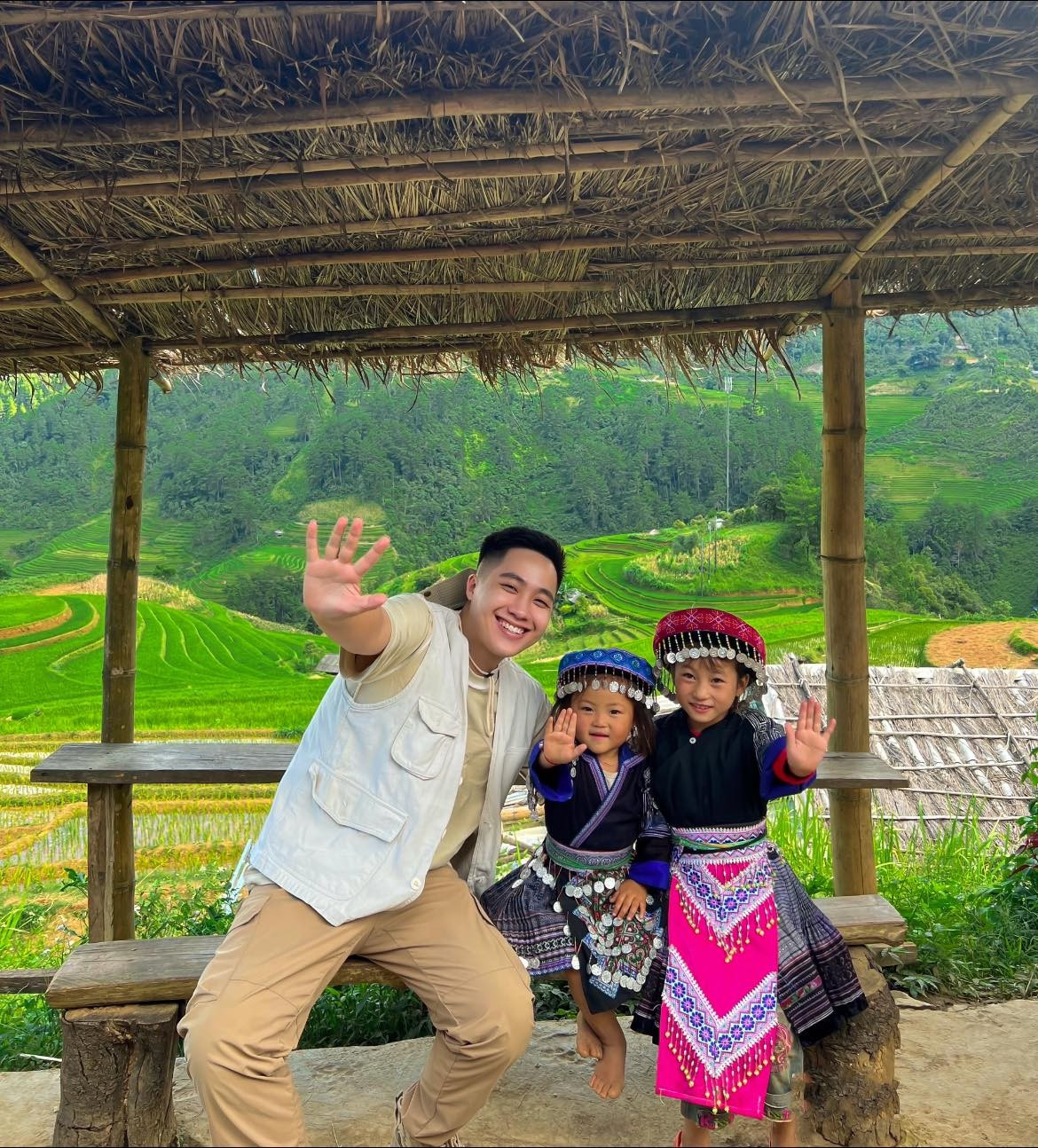 Đến Mù Cang Chải mùa này, du khách cũng có thể kết hợp trải nghiệm thêm nhiều hoạt động thú vị: tắm suối khoáng nóng tại Trạm Tấu, khám phá rừng trúc Púng Luông, bay dù lượn từ đèo Khau Phạ ngắm toàn cảnh thung lũng hoặc tham gia phiên chợ vùng cao để cảm nhận rõ nét văn hóa bản địa. Ảnh Ba đứa mình