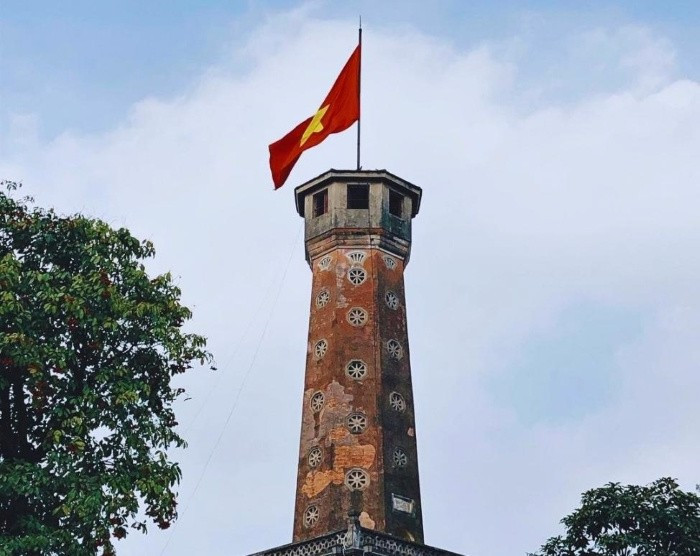 Kỳ đài – Cột cờ Hà Nội, với hơn 200 năm lịch sử, là nơi lá cờ đỏ sao vàng lần đầu tung bay trên đỉnh năm 1945. Đây không chỉ là biểu tượng lịch sử mà còn là địa điểm chụp ảnh đẹp và lý tưởng để ghi lại khoảnh khắc du lịch. Ảnh VinWonders