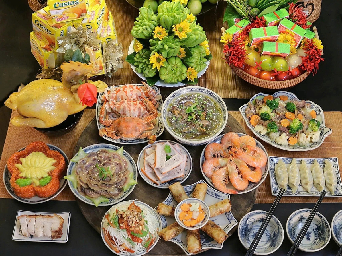Mâm cỗ được chuẩn bị khá cầu kỳ với nhiều món hải sản và món nguội. Trên mâm có cua hấp, tôm hấp, nem rán, chả lụa, thịt luộc, canh thập cẩm, rau củ xào và nộm. Ảnh Internet