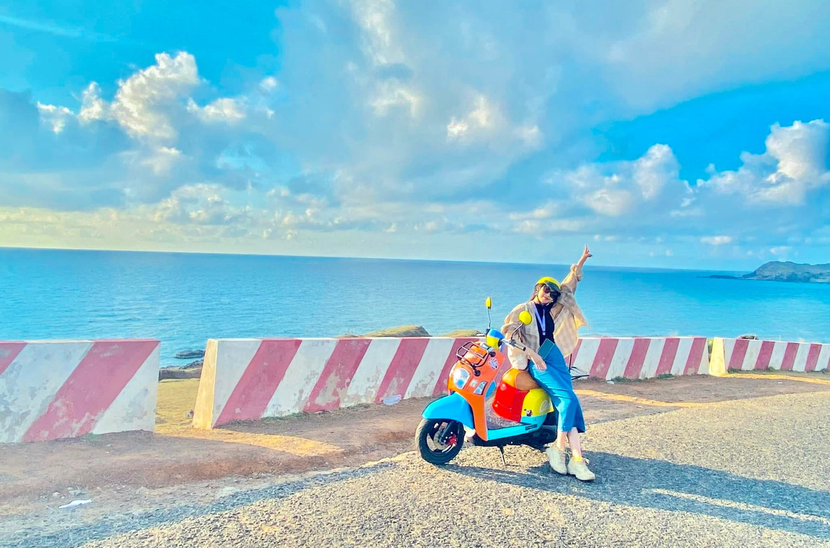 Phú Quý không quá rộng, vì vậy thuê xe máy là phương tiện lý tưởng để du khách khám phá các điểm đến trên đảo. Du khách có thể thuê xe tại các homestay hoặc qua các dịch vụ cho thuê xe trên đảo. Giá thuê xe máy dao động từ 150,000 – 200,000 VNĐ/ngày. Trước khi nhận xe, hãy kiểm tra tình trạng xe để đảm bảo an toàn trong suốt hành trình. Ảnh dulichPhuQuy