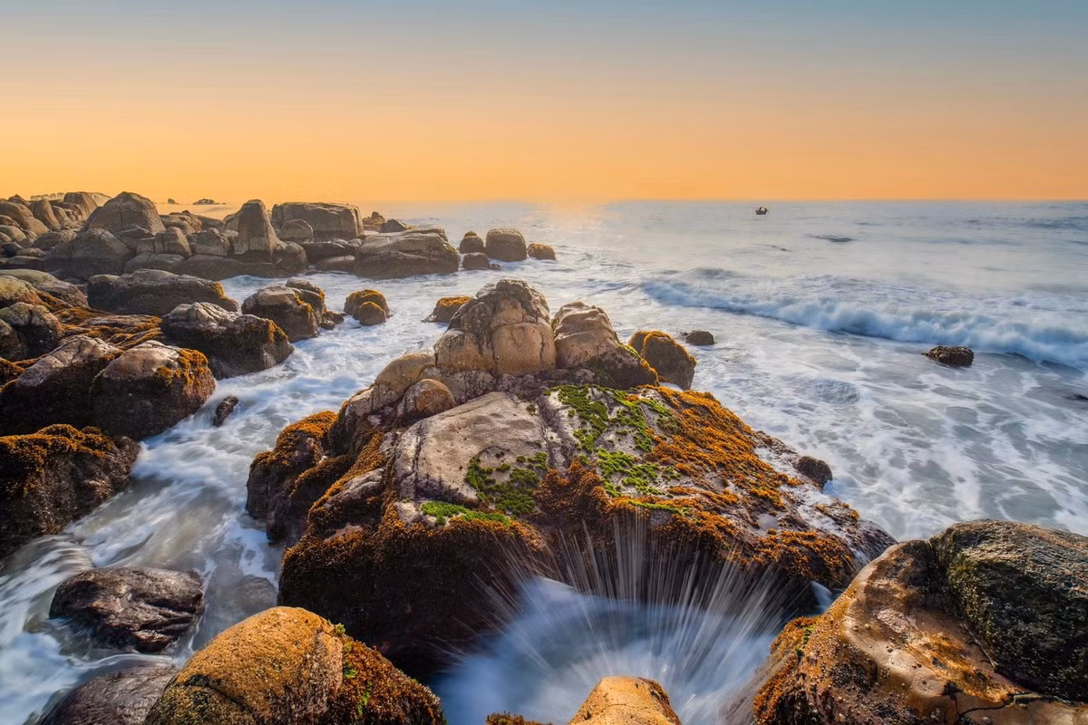 Tuy nhiên, do đặc thù địa hình, du khách được khuyến cáo không nên bước xuống bãi đá khi sóng lên hoặc thủy triều cao, bởi đá trơn và dễ mất thăng bằng.