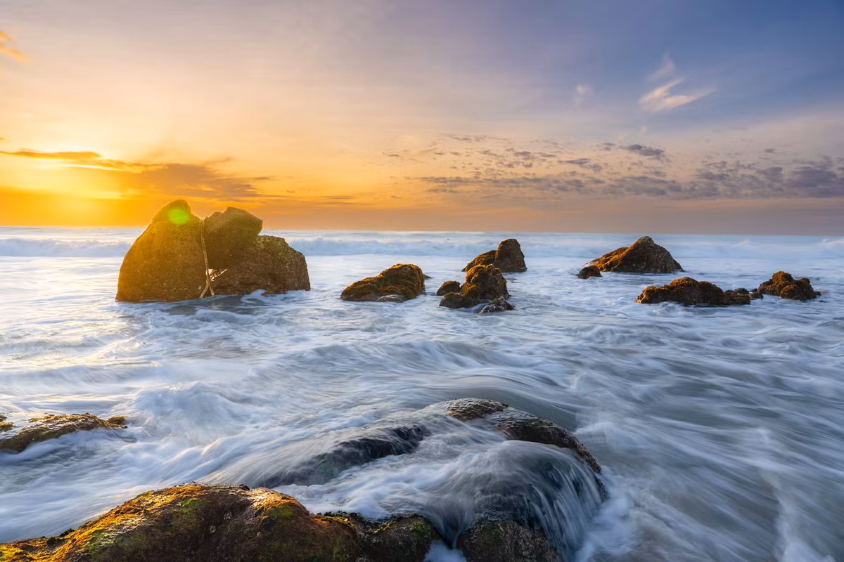 Không có các hoạt động náo nhiệt hay dịch vụ dày đặc, biển Cổ Thạch trong ngày đầu năm mang dáng dấp của một không gian nghỉ ngơi đúng nghĩa. Du khách có thể thong thả đi dọc bờ biển, ngồi trên những tảng đá lớn, lắng nghe tiếng sóng vỗ đều và gió biển thổi nhẹ.