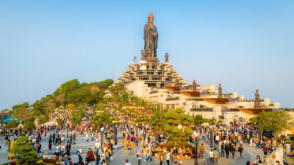 Xuôi về phương Nam, núi Bà Đen (Tây Ninh) là điểm hành hương nổi tiếng mỗi dịp đầu xuân. Với độ cao 986 m, đây là ngọn núi cao nhất Nam Bộ, gắn liền với tín ngưỡng thờ Bà Linh Sơn Thánh Mẫu. Những ngày đầu năm, hàng vạn Phật tử và du khách tìm về núi Bà Đen để cầu mong sự mạnh mẽ, kiên định và bình an. Ảnh Traveloka