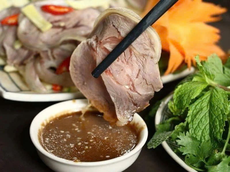 Về mặt dinh dưỡng, thịt dê là nguồn cung cấp protein chất lượng cao, giàu sắt, kẽm, kali và vitamin B12. Những vi chất này đóng vai trò quan trọng trong quá trình tạo máu, duy trì hệ thần kinh và giúp cơ thể luôn tràn đầy năng lượng. Đáng chú ý, thịt dê có hàm lượng natri thấp nhưng lại dồi dào khoáng chất thiết yếu, góp phần ổn định huyết áp và hỗ trợ chức năng tim mạch. Ảnh minh họa