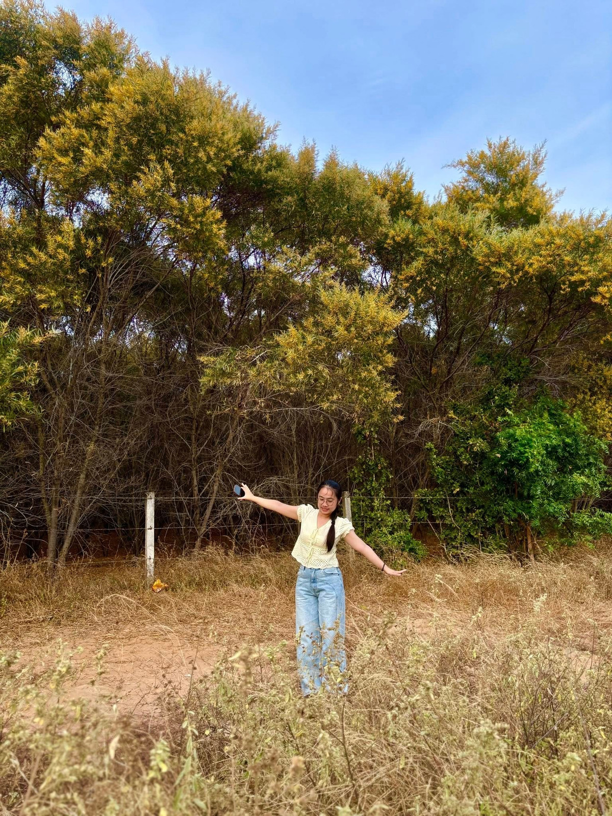 Chỉ cần rẽ khỏi trục đường chính vài bước chân, du khách đã có thể tách mình khỏi tiếng xe cộ, hòa vào không gian tĩnh lặng của thiên nhiên. Tiếng gió, tiếng chim và âm thanh bước chân trên cát khô hòa quyện, mang đến trải nghiệm thư giãn đúng nghĩa. Ảnh Hoàng Anh