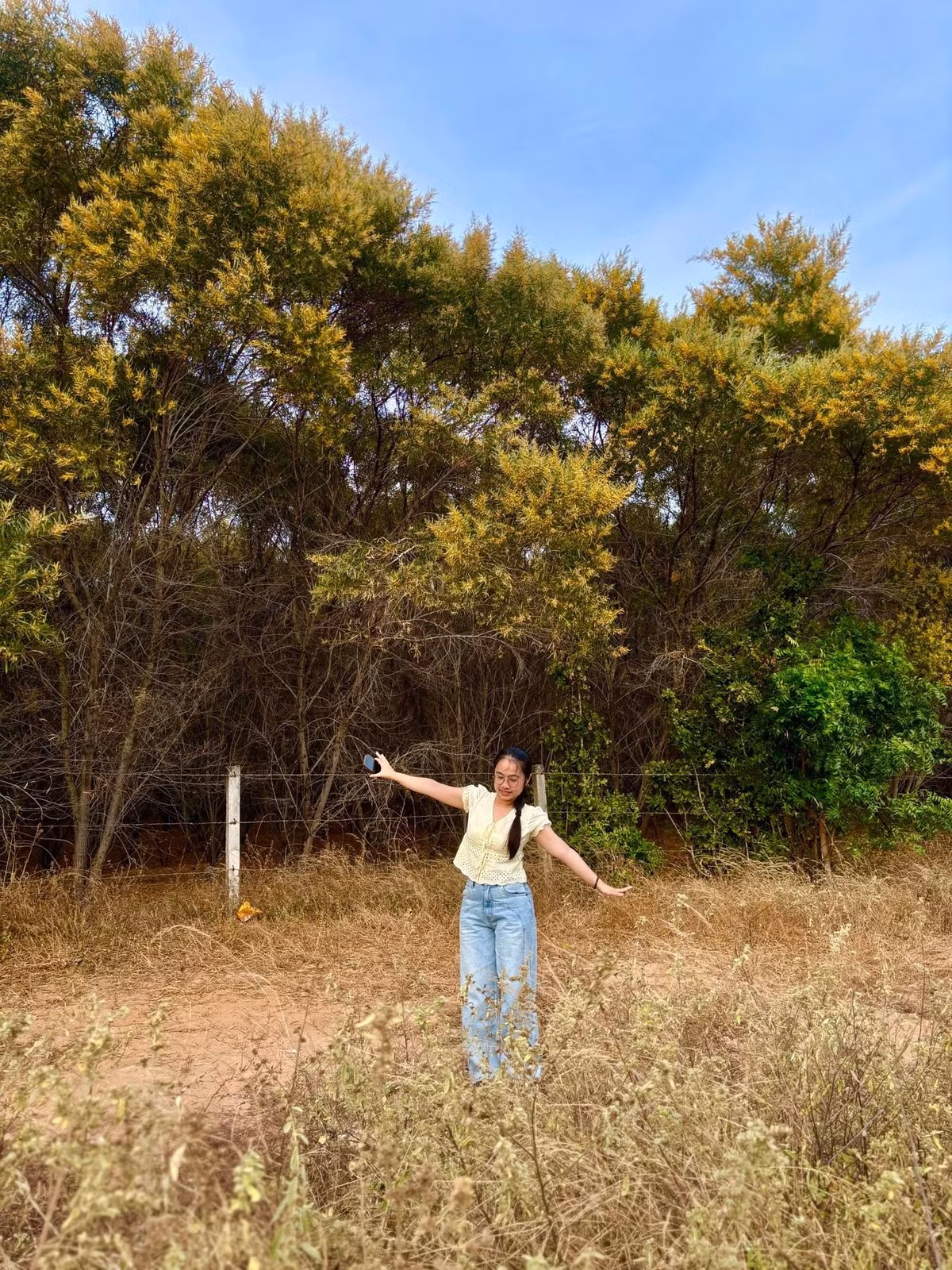 Chỉ cần rẽ khỏi trục đường chính vài bước chân, du khách đã có thể tách mình khỏi tiếng xe cộ, hòa vào không gian tĩnh lặng của thiên nhiên. Tiếng gió, tiếng chim và âm thanh bước chân trên cát khô hòa quyện, mang đến trải nghiệm thư giãn đúng nghĩa. Ảnh Hoàng Anh