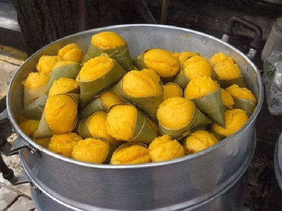 Bánh nghệ ngon nhất khi thưởng thức còn nóng, lúc này hương gạo, nghệ và hành khô hòa cùng vị béo của tóp mỡ tạo nên trải nghiệm ẩm thực khó quên. Ảnh dulichHungYen