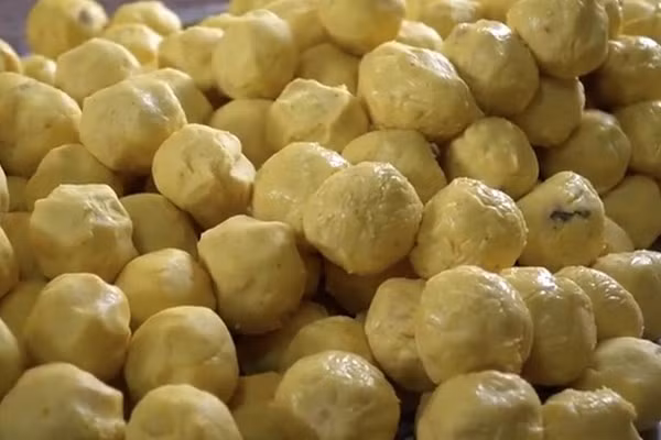 Hỗn hợp bột nghệ và gạo được nhào kỹ, hấp chín và nhồi lại để vỏ bánh đạt độ mềm, dẻo. Nhân bánh được nêm nếm vừa miệng, kết hợp với bột quế, ngũ vị hương hoặc chút nước mắm, tạo hương vị hài hòa, hấp dẫn. Công đoạn nặn bánh đòi hỏi sự khéo léo để vỏ bao trọn nhân mà không bị vỡ khi hấp. Ảnh dulich