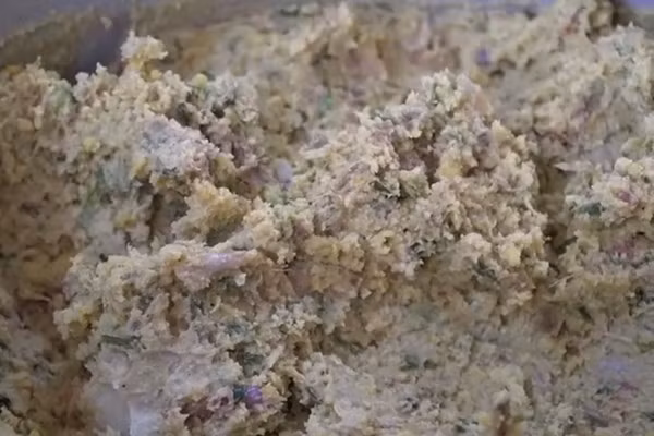 Nguyên liệu chính của bánh nghệ là bột gạo tẻ và nghệ tươi, tạo nên hương thơm nhẹ nhàng, không ngán. Nhân bánh là sự hòa quyện tinh tế giữa tóp mỡ béo, hành củ thơm lừng và mộc nhĩ giòn sần sật. Nhờ cách chế biến riêng, bánh giữ được vị dân dã, mộc mạc, khác biệt hẳn so với các loại bánh nhân thịt thông thường. Ảnh Hà Nội Phố