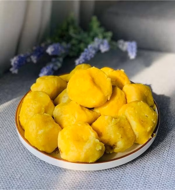 Mỗi chiếc bánh nghệ không chỉ phản ánh tay nghề và sự tỉ mỉ trong ẩm thực mà còn kể câu chuyện về văn hóa, con người và đời sống miền quê Bắc Bộ. Với du khách, thưởng thức bánh nghệ Hưng Yên chính là trải nghiệm kết hợp giữa ẩm thực, lịch sử và văn hóa, lưu lại ấn tượng khó quên về mảnh đất yên bình này. Ảnh Hòa Bùi