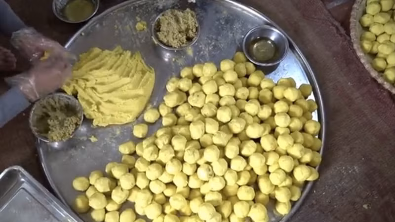 Dù nguyên liệu đơn giản, bánh nghệ đòi hỏi công đoạn chế biến kỳ công. Nghệ tươi được rửa sạch, giã nhuyễn, lọc lấy phần bột mịn, trong khi gạo tẻ được ngâm đủ thời gian rồi xay thành bột khô. Ảnh Hà Nội Phố