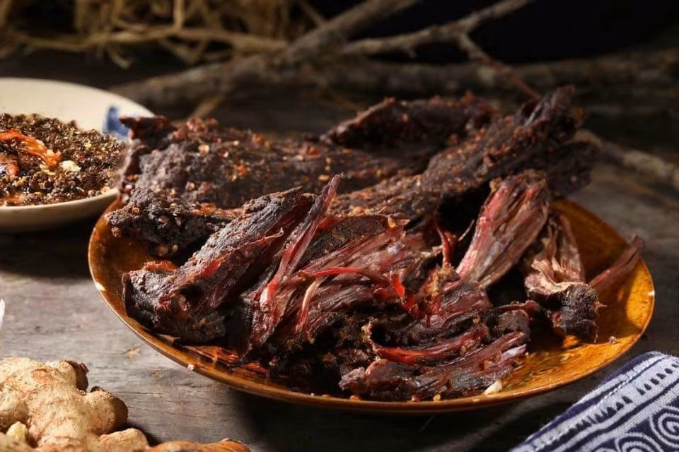 Món ăn truyền thống của người Thái đen, trâu gác bếp, được tẩm ướp gia vị, ớt, gừng, mắc khén và hun khói trên gác bếp. Ảnh MIA