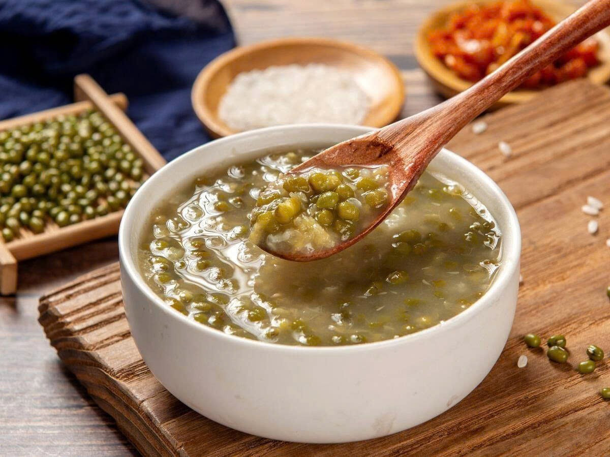 Không chỉ vậy, đậu xanh còn mang lại lợi ích trong việc phòng ngừa và hỗ trợ kiểm soát bệnh đái tháo đường. Nhờ hàm lượng protein và chất xơ cao, đậu xanh giúp làm chậm quá trình hấp thu đường vào máu, góp phần ổn định đường huyết. Một số nghiên cứu thực nghiệm cho thấy các chất chống oxy hóa như vitexin và isovitexin trong đậu xanh có thể cải thiện độ nhạy insulin và hỗ trợ điều hòa lượng đường trong máu. Ảnh minh họa