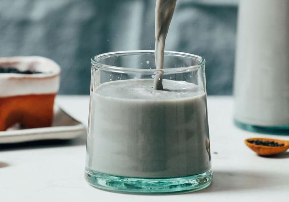 Khi da đầu được nuôi dưỡng tốt, các nang tóc có điều kiện phát triển khỏe mạnh hơn, từ đó hỗ trợ tóc mọc dày và giảm gãy rụng. Một số nghiên cứu dinh dưỡng cho thấy các axit béo không bão hòa có trong các loại hạt, bao gồm mè đen, có tác dụng giảm viêm và hỗ trợ sức khỏe làn da, trong đó có da đầu. Ảnh minh họa